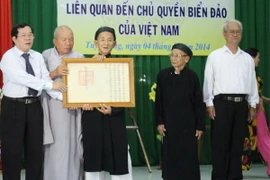 Hiến tặng tài liệu liên quan đến chủ quyền biển đảo của Việt Nam