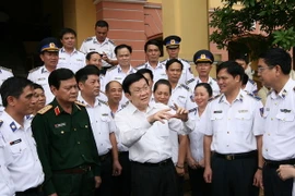Chủ tịch nước thăm, tặng quà Cảnh sát biển và Kiểm ngư 