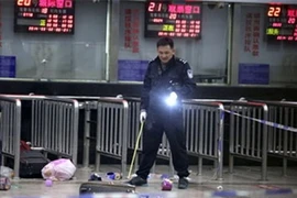 Một cảnh sát kiểm tra hiện trường vụ tấn công. (Nguồn: AFP)