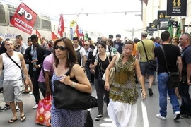 Du khách đi bộ khi công nhân của Công ty đường sắt Pháp đình công. (Nguồn: AFP)