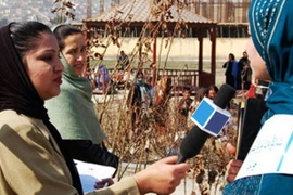Một nữ nhà báo tác nghiệp tại Afghanistan. (Nguồn: rawa)