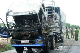 Phú Yên: Xe tải chở phế liệu đột ngột bốc cháy giữa đường