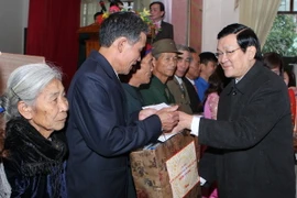 Chủ tịch nước Trương Tấn Sang tặng quà các hộ nông dân tiêu biểu ở xã Nghi Liên, xã điển hình nông thôn mới của thành phố Vinh. (Ảnh: Nguyễn Khang/TTXVN)