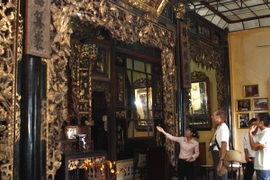 Du khách trong và ngoài nước tham quan nhà cổ Huỳnh Thủy Lê, thị xã Sa Đéc,tỉnh Đồng Tháp. (Ảnh: Thanh Vũ/TTXVN)
