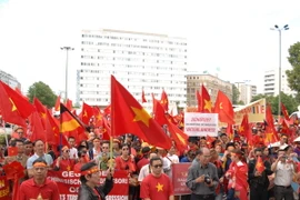 7.000 người Việt ở Đức tuần hành rầm rộ phản đối Trung Quốc