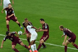 Tổng thống Abdelaziz Bouteflika chúc mừng đội tuyển Algeria