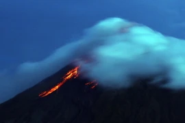 Philippines sơ tán dân do núi lửa Mayon hoạt động mạnh