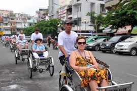 Khách du lịch quốc tế đến Việt Nam ước đạt gần 4,9 triệu lượt 