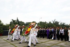 Đoàn lãnh đạo TP. HCM viếng nghĩa trang Thành phố