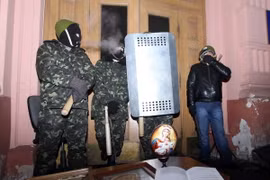Người biểu tình chống Chính phủ phong tỏa trụ sở Bộ Nội vụ Ukraine ở Kiev ngày 27/1. (Ảnh: AFP/TTXVN)