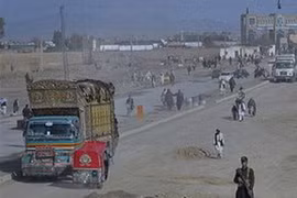 Một cảnh sát gác gần biên giới Pakistan-Afghanistan. (Nguồn: Reuters)