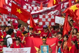 Người Việt tại Hong Kong biểu tình, viết huyết thư phản đối Trung Quốc