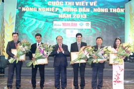 Chủ tịch Quốc hội Nguyễn Sinh Hùng tới dự và trao giải A cho các tác giả đoạt giải. (Ảnh: Nhan Sáng/TTXVN)