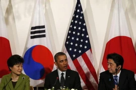Cuộc họp 3 bên của Tổng thống Hàn Quốc (trái), Thủ tướng Nhật Bản (phải) và Tổng thống Mỹ (giữa) bên lề Hội nghị Thượng đỉnh An ninh Hạt nhân lần 3, tại Hà Lan vừa qua. (Nguồn: Bloomberg)