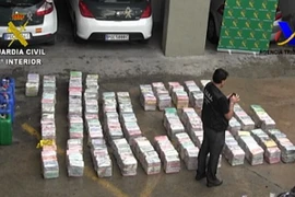 Số cocaine và một số hiện vật khác bị bắt giữ. (Nguồn: Quân cảnh Tây Ban Nha)