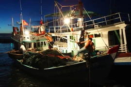 Ngư dân chuẩn bị ngư cụ để ra khơi. (Ảnh: Ngọc Hà/TTXVN)