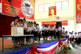 Học sinh Việt Nam tại Lào hướng về biển đảo quê hương