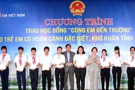 Phó Chủ tịch nước trao học bổng "Cùng em đến trường"