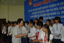 Phó Chủ tịch nước trao học bổng tặng học sinh tỉnh Nam Định