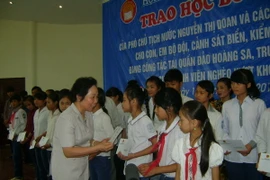 Phó Chủ tịch nước trao học bổng tặng học sinh tỉnh Nam Định