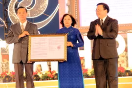 Phó Thủ tướng Chính phủ Hoàng Trung Hải trao Quyết định công nhận thành phố Tây Ninh trực thuộc tỉnh Tây Ninh. (Ảnh: Đức Hoảnh/TTXVN)