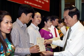 Đại diện Học viện Chính trị-Hành chính Quốc gia Hồ Chí Minh trao Bằng cho các học viên lớp cao cấp lý luận chính trị-hành chính. (Ảnh: Nguyễn Dân/TTXVN)