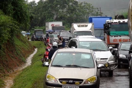 Quốc lộ 70 qua Lào Cai bị ách tắc nhiều giờ do sạt lở đất