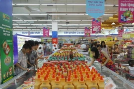 Người tiêu dùng mua hàng tại siêu thị Co.op Bình Triệu. (Ảnh: Thanh Vũ/TTXVN)