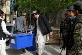 Nhân viên bầu cử chuyển các hòm phiếu tới một địa điểm bầu cử ở thành phố Kandahar ngày 4/4. (Ảnh: AFP/TTXVN)