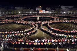 2013 diễn viên thị xã Nghĩa Lộ biểu diễn màn xòe cổ lớn nhất Việt Nam. (Ảnh: Thanh Hà/TTXVN)