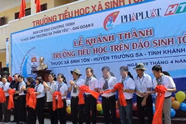 Nuôi dưỡng, “ươm mầm” các thế hệ tương lai ở Trường Sa