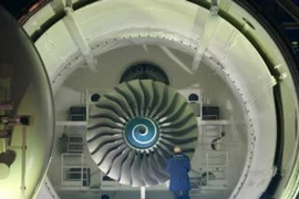 Một kỹ thuật Đức làm việc trong một buồng chân không. (Nguồn: AFP/Getty Images)