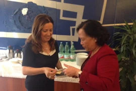 Lãnh đạo hai đoàn trao đổi thông tin. (Ảnh: Vietnam+)