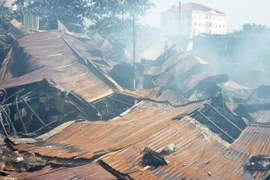 TP.HCM: Cháy lớn tại công ty gỗ, hơn 900m2 nhà xưởng đổ sập