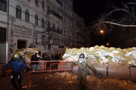 Người biểu tình chống Chính phủ dựng rào chắn bên ngoài trụ sở Bộ Nội vụ Ukraine ở Kiev ngày 27/1. (Ảnh: AFP/TTXVN)
