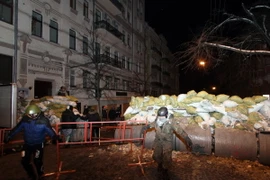 Người biểu tình chống Chính phủ dựng rào chắn bên ngoài trụ sở Bộ Nội vụ Ukraine ở Kiev ngày 27/1. (Ảnh: AFP/TTXVN)
