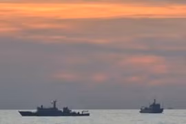 Tàu Trung Quốc gần bãi đá ngầm Scarboroug. (Nguồn: AFP)
