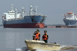 Chiến sỹ Trạm Biên phòng Phú Mỹ thuộc Đồn Biên phòng Cảng Thành phố Hồ chí Minh tuần tra bảo vệ an ninh địa bàn. (Ảnh: Tràng Dương/TTXVN)