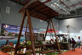 Sản phẩm đồ gỗ nội thất, sân vườn, đồ thủ công mỹ nghệ và các nguyên phụ liệu, thiết bị công nghiệp phục vụ ngành chế biến gỗ. (Ảnh: Thanh Vũ/TTXVN)