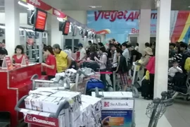 Làm thủ tục tại quầy vé của hãng VietJet Air. (Ảnh: Trần Xuân Tình/Vietnam+)