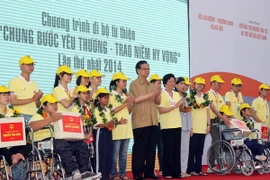 Thủ tướng Nguyễn Tấn Dũng tặng quà cho người khuyết tật. (Ảnh: Đức Tám/TTXVN)
