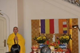 Sư thầy Thích Viên Minh tại lễ cầu an cho bà con cộng đồng Việt Nam tại Bỉ. (Ảnh Hương Giang/Vietnam+)