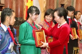 Phó Chủ tịch nước tiếp Đoàn học sinh dân tộc tỉnh Lào Cai