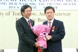 Tặng Huân chương Hữu nghị cho Thị trưởng thành phố Busan