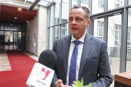 Ông Marko Walde, Trưởng đại diện Phòng Công nghiệp và Thương mại Đức (AHK) tại Việt Nam trả lời phỏng vấn của phóng viên TTXVN. (Ảnh: Mạnh Hùng/TTXVN)