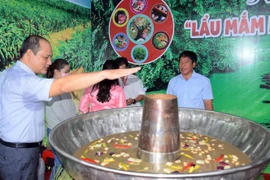 "Lẩu mắm lớn nhất Việt Nam” có đường kính 125cm, cao 40cm, chiều cao toàn bếp là 75cm. (Ảnh: Huỳnh Anh/TTXVN)