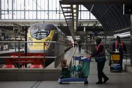 Công nhân làm việc tại ga tàu hỏa ở London, Anh, ngày 18/1/2021. (Ảnh: AFP/ TTXVN)