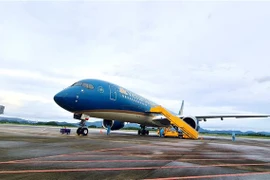 Máy bay hạ cánh an toàn tại sân bay quốc tế Vân Đồn. (Ảnh: TTXVN phát)