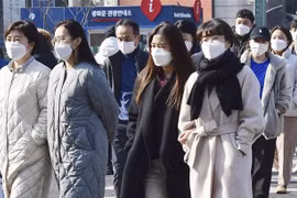 Người dân đeo khẩu trang phòng dịch COVID-19 tại Seoul, Hàn Quốc ngày 26/1. (Ảnh: Kyodo/TTXVN)