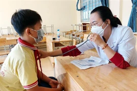 Khám sàng lọc để tiêm vaccine cho trẻ em dưới 12 tuổi tại Sóc Trăng. (Ảnh: Trung Hiếu/TTXVN)